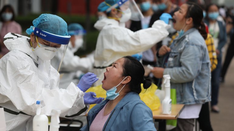 A pandemia teve origem na cidade chinesa de Wuhan em finais de 2019