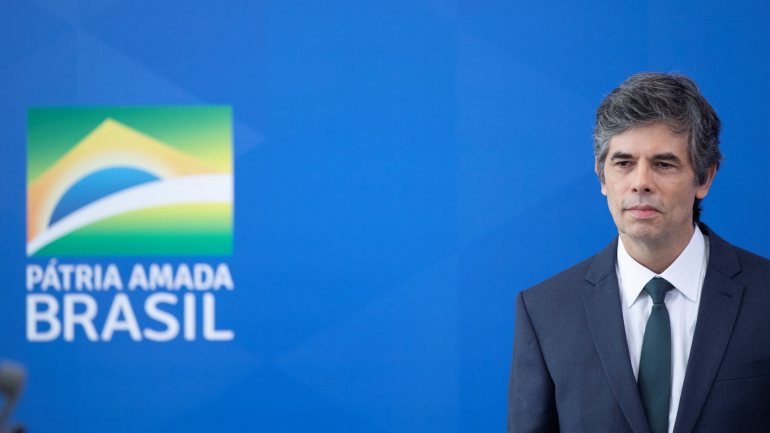 o ministro da Saúde brasileiro, Nelson Teich, tomou posse a 17 de abril depois de Bolsonaro demitir Henrique Mandetta