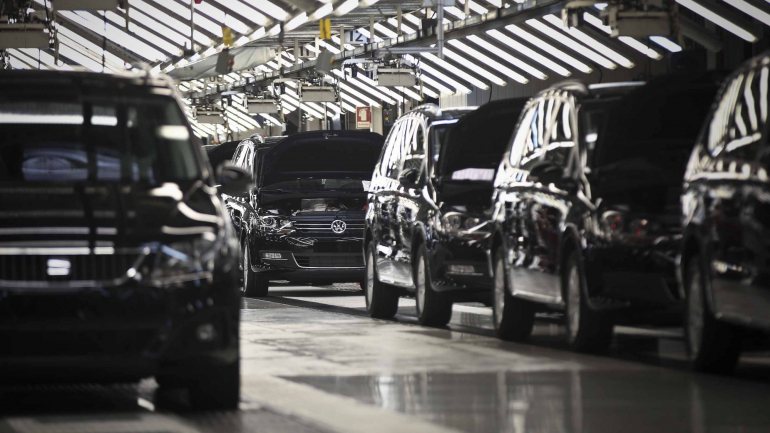 O setor automóvel pesa 7% no produto interno bruto (PIB) da UE, 6% no emprego e 12% no total de exportações europeias