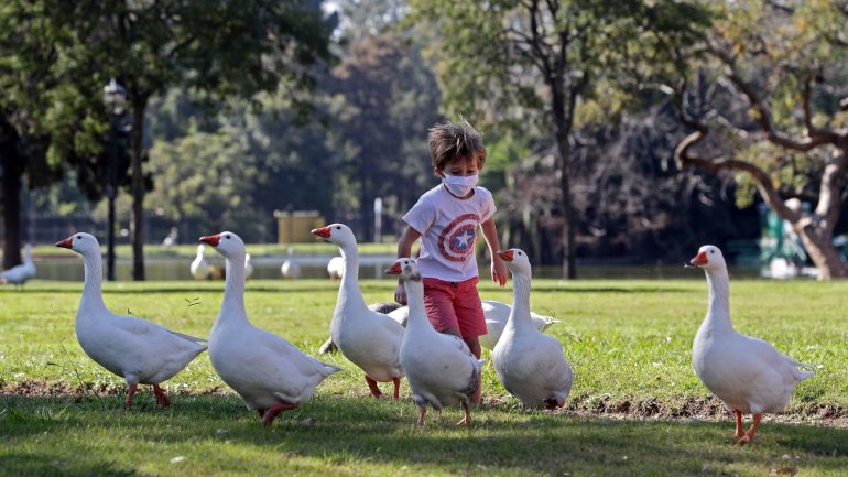 Crianças puderam pela primeira vez ir a parques em Buenos Aires oito semanas depois: Argentina começa a fazer o desconfinamento