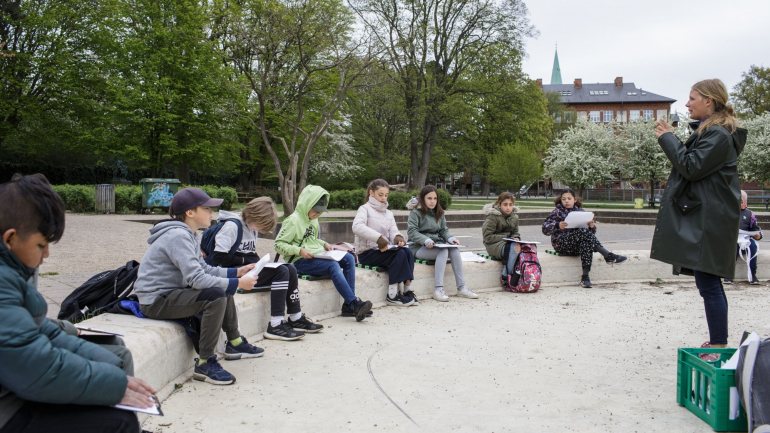Dinamarca reabriu no mês passado creches, jardins de infância e escolas primárias, com mais aulas no exterior quando possível