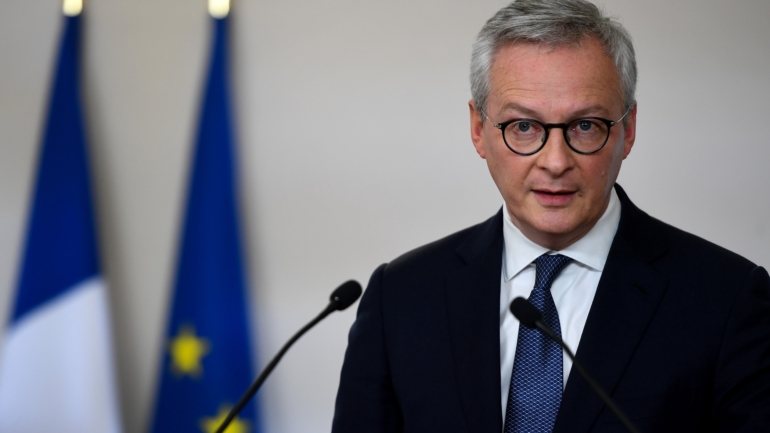 O ministro francês disse ainda que está a preparar os planos de apoio para os dois setores mais atingidos pela crise, o automóvel e a aviação