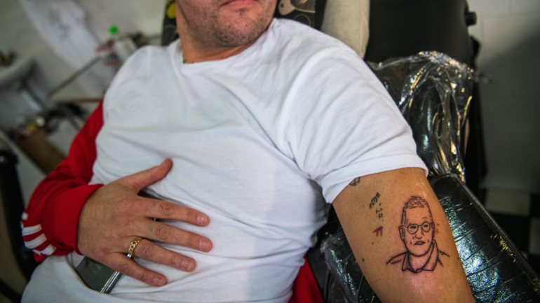 Tatuadores falam em dificuldades e pensam ir tatuar para o estrangeiro caso situação se prolongue