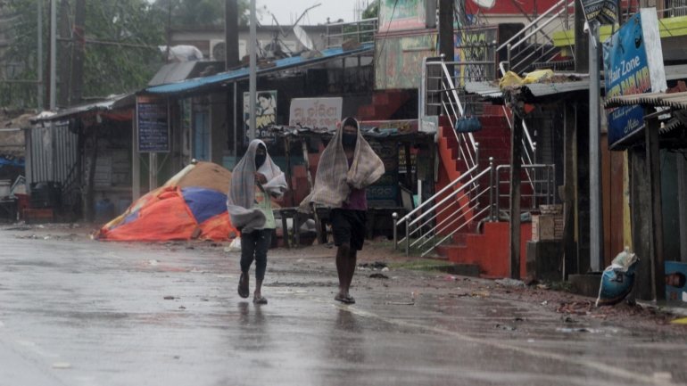 Chuvas torrenciais e ventos fortes estão a devastar Calcutá