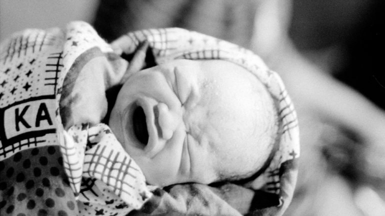 O bebé &quot;tinha dificuldades pulmonares que exigiam apoio ventilatório (pulmonar) imediatamente após o nascimento”, informou o Ministério da Saúde sul-africano