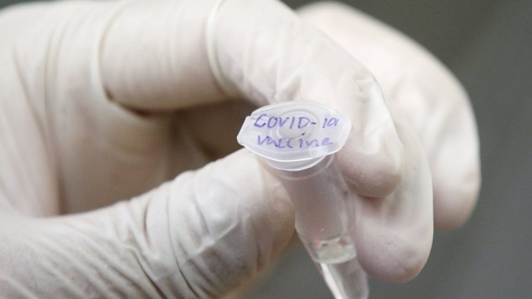 As empresas farmacêuticas estão na corrida ao desenvolvimento e produção da vacina contra o novo coronavírus