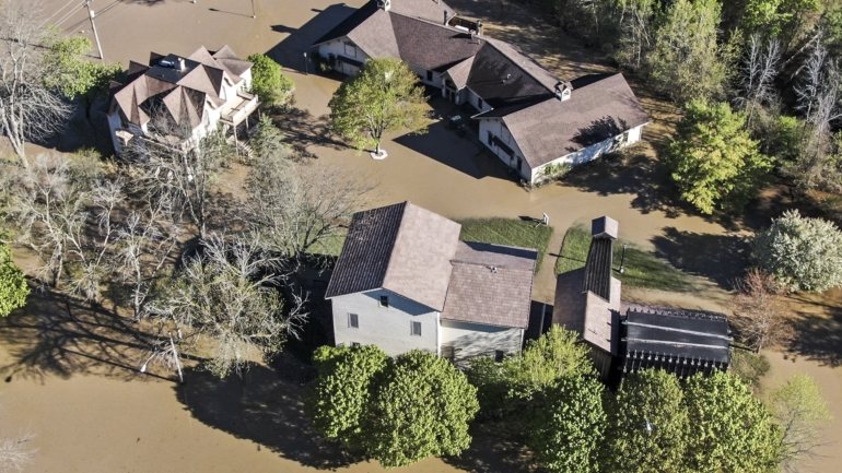 Muitos dos residentes na zona central do estado do Michigan continuam fora das suas casas, apesar de o nível da água ter recuado