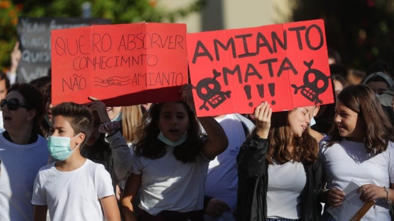 António Costa avançou na quinta-feira que o programa de estabilização económica e social do país vai prever um mecanismo de &quot;Simplex SOS&quot; para desburocratizar investimento e obras para a eliminação do amianto nas escolas