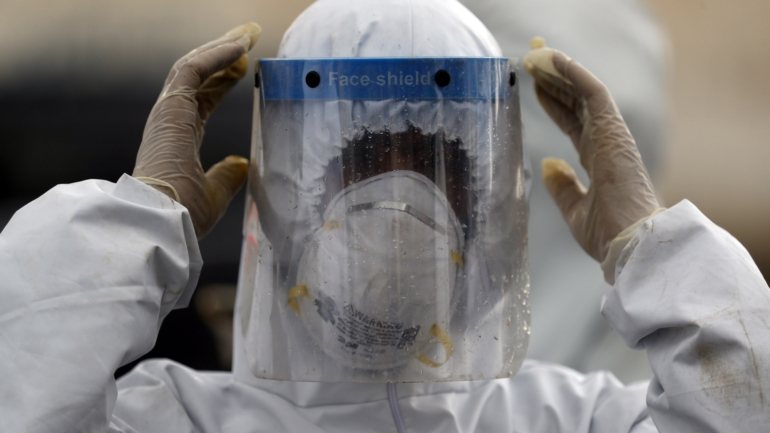 A China não regista novos casos de contaminação com o novo coronavírus pela primeira vez desde janeiro