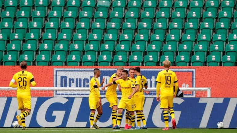 Raphael Guerreiro celebra o primeiro golo da vitória do B. Dortmund frente ao Wolfsburgo, que seria fechada aos 78' por Hakimi