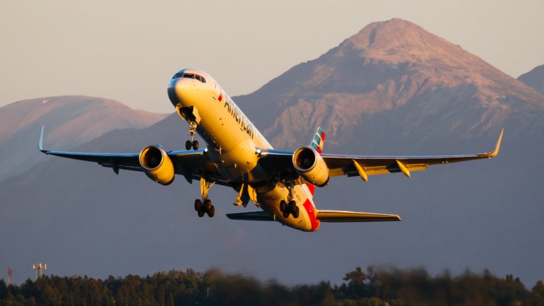 Avião a levantar voo do Aeroporto Internacional de Anchorage