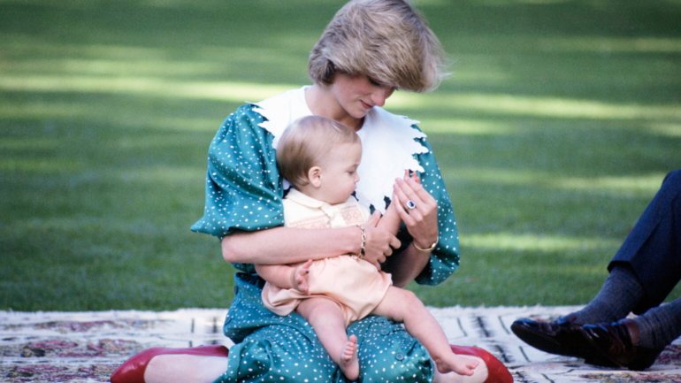 Diana com o William ao colo, em abril de 1983