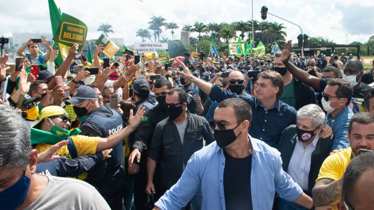 Jair Bolsonaro, acompanhado de membros do governo, a aproximar-se da multidão