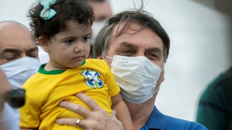Apesar da situação no Brasil, o Presidente brasileiro, Jair Bolsonaro, participou no domingo num encontro com apoiantes, desafiando as normas sanitárias e as regras de distanciamento social