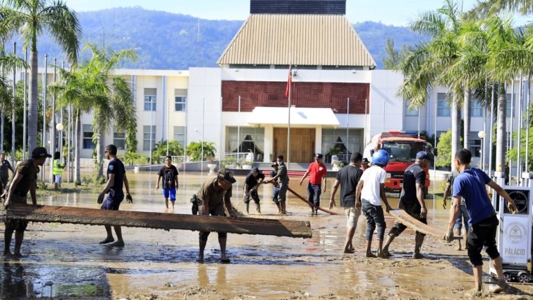 Várias casas foram inundadas ou destruídas, com as águas a afetaram várias zonas de plantações de arroz e outros produtos agrícolas