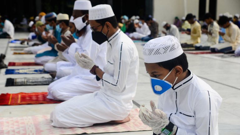 No país, com mais de 300 mil mesquitas, milhares de pessoas juntaram-se junto aos templos mas mantiveram a distância de segurança, rezaram de máscara e muitos fiéis levavam luvas de borracha