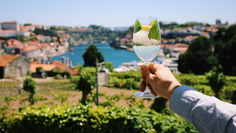 No VINUM Restaurant & Wine Bar pode contar com uma varanda com vista para o rio Douro, enquanto no interior as salas vão manter o normal funcionamento