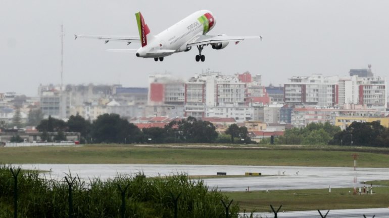 A TAP foi adicionando voos, nomeadamente para Londres e Paris, entre Porto e Lisboa, dois voos por semana para S. Paulo e um voo semanal para o Rio de Janeiro