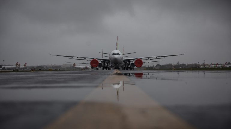 O plano de retoma das operações da transportadora aérea prevê 27 voos semanais até ao final de junho e 247 no mês seguinte, a maioria de Lisboa