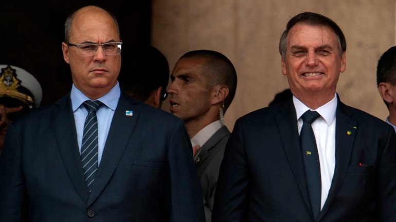 Wilson Witzel e Jair Bolsonaro já foram aliados políticos, com o governador a conseguir a eleição no Rio de Janeiro por contar com o apoio do então candidato presidencial. Agora, a Covid-19 separou-os definitivamente