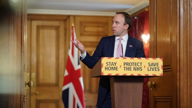 Matt Hancock no habitual briefing de balanço da pandemia em Downing Street onde admitiu a revisão das multas