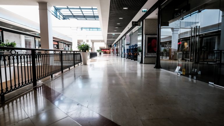 Os portugueses são da opinião de que o Estado “deveria alterar a atual lei, permitindo que as lojas dos Centros Comerciais não sejam obrigadas a pagar as rendas dos meses em que estiveram fechadas”
