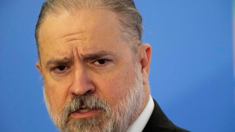 O pedido de suspensão surgiu algumas horas após aliados do Presidente do Brasil terem sido alvos de mandados de busca e apreensão no âmbito desse inquérito