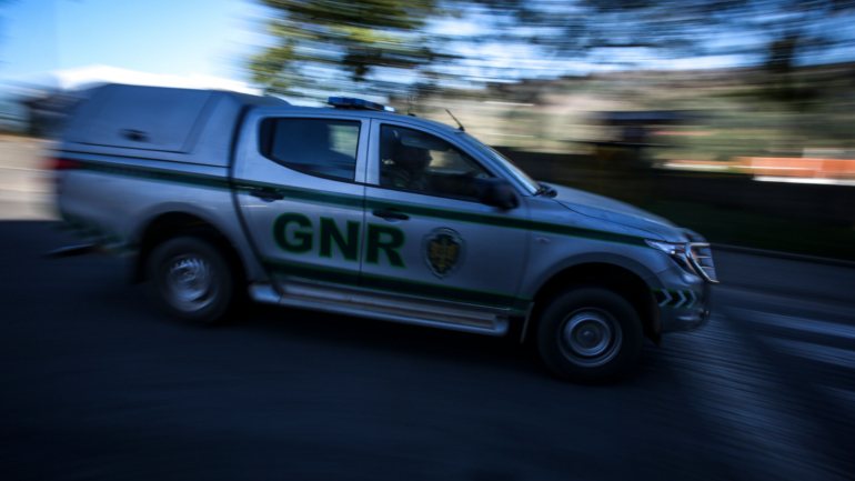 Durante uma busca domiciliária, a GNR apreendeu ao arguido uma arma de fogo transformada, dois telemóveis e 89 doses de haxixe