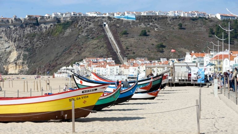 A APA publicou na quarta-feira as capacidades das praias das regiões do Algarve e Tejo/Oeste, &quot;tendo em conta que o dia 6 de junho marca o início da época balnear&quot;