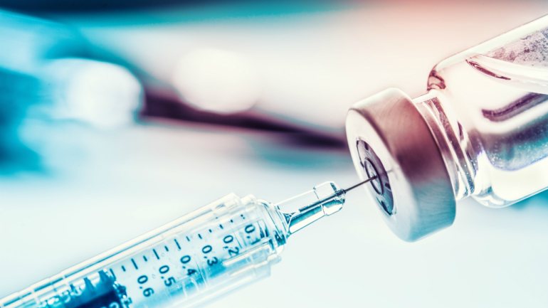 Vacina será primeiro recomendada a profissionais de saúde e pessoas de risco
