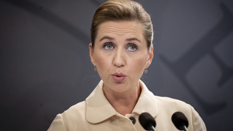 A primeira-ministra dinamarquesa, Mette Frederiksen, anunciou a decisão numa conferência de imprensa