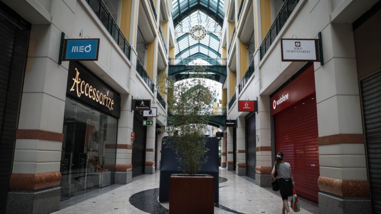 Os centros comerciais e as lojas do cidadão vão permanecer fechados na Área Metropolitana de Lisboa até 4 de junho