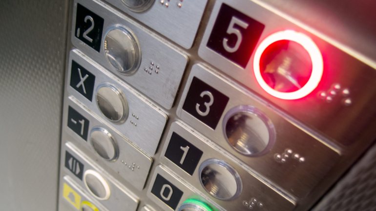 Empresa criou dispositivo que permite premir nos botões dos elevadores em segurança