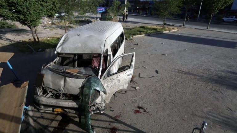 O estado em que ficou o miniautocarro após o bombardeamento