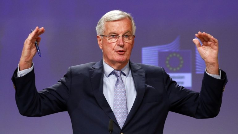 &quot;O Reino Unido deu um passo atrás, dois passos atrás, três passos atrás em relação aos compromissos que assumiu no início&quot;, disse Barnier.