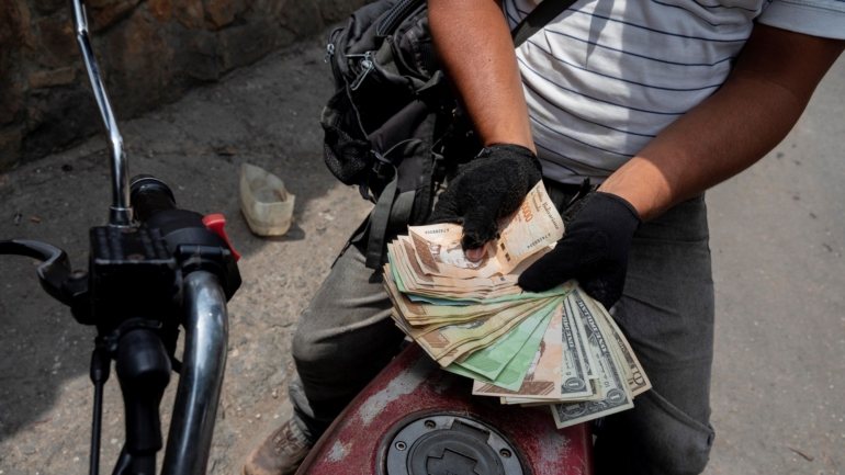 Preço da gasolina na Venezuela será afixado em dólares norte-americanos, pela primeira vez.