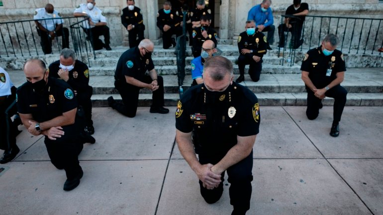 Em Miami, vários chefes de polícia ajoelharam-se à frente dos manifestantes, imitando o gesto utilizado para protestar contra a violência policial contra afro-americanos nos EUA