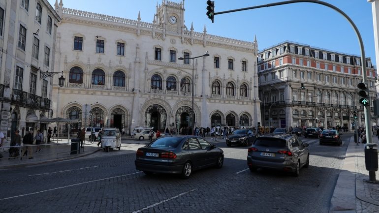 As restrições à circulação automóvel na Zona de Emissões Reduzidas da Baixa de Lisboa estavam inicialmente previstas para este verão