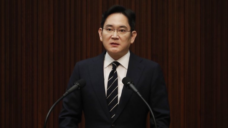 O vice-presidente da Samsung Electronics foi condenado em 2017 a cinco anos de prisão no âmbito do escândalo de corrupção que levou à demissão e prisão da ex-Presidente da Coreia do Sul Park Geun-hye