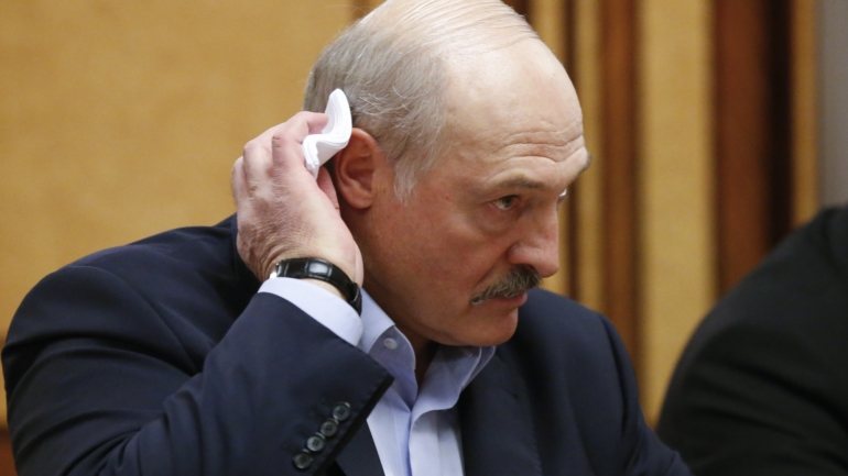 Alexander Lukashenko, de 65 anos, lidera há mais de 25 anos este país de 9,5 milhões de habitantes em estilo autoritário, e deverá garantir mais uma reeleição apesar dos protestos da oposição