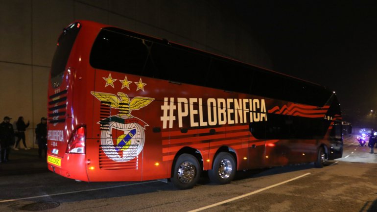 Um dos dois autocarros que transportavam os jogadores do Benfica foi atacado à saída da A2 para o Seixal por volta das 22h