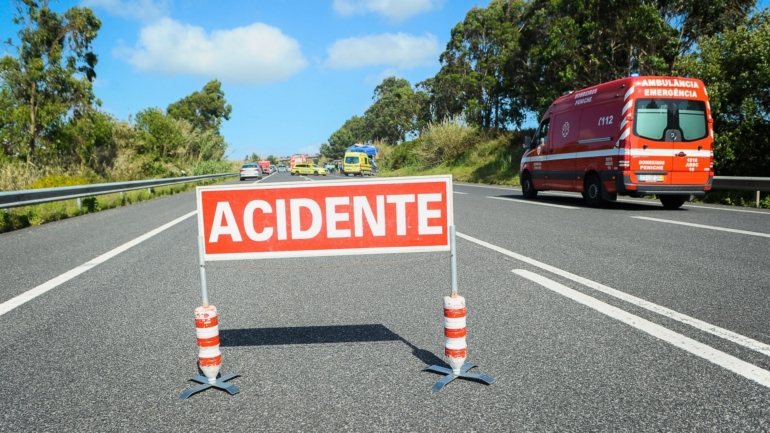 Segundo fonte do Destacamento de Trânsito da GNR do Porto, o motociclista se despistou, tendo sido atropelado pelo camião
