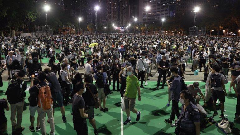 Esta semana, milhares de pessoas desafiaram as proibições de concentração de mais de oito pessoas em Hong Kong