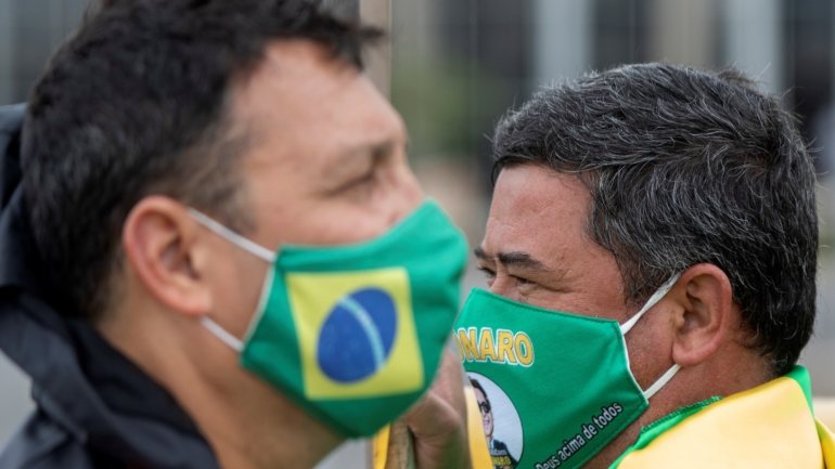 Na madrugada desta segunda-feira, o governo brasileiro divulgou dados diferentes sobre a pandemia referentes às 24 horas anteriores, encerradas no domingo