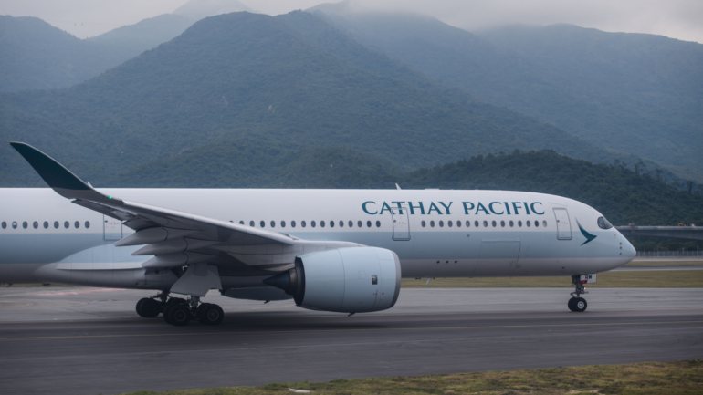 A Cathay Pacific tem enfrentado dificuldades financeiras resultantes da pandemia por Covid-19, cujas receitas já no ano passado tinham sido afetadas pelas manifestações pró-democracia