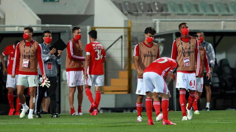 Jogadores do Benfica terminaram o encontro cabisbaixos após empate do Portimonense na segunda parte