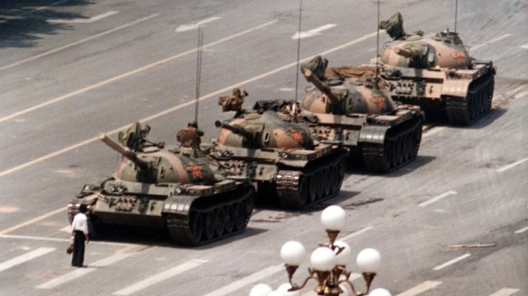 A 5 de junho, um dia depois do massacre na Praça de Tiananmen, um homem pôs-se em protesto em frente a tanques no mesmo local