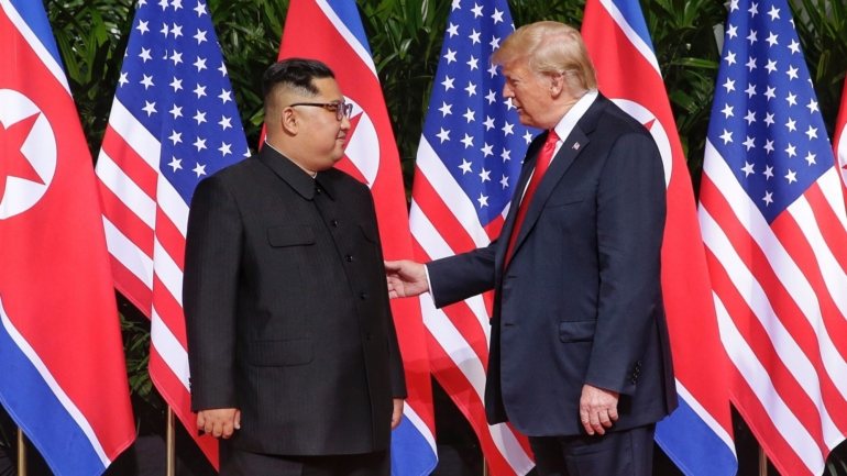 Donald Trump e Kim Jong-un encontraram-se em Singapura no dia 12 de junho de 2018, precisamente há dois anos, para uma cimeira histórica entre os dois países
