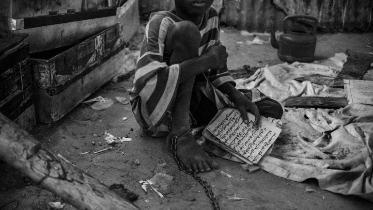 Crianças senagalesas e guineenses exploradas no Senegal, aqui registadas numa reportagem sobre trabalho infantil de Mário Cruz, que venceu o prémio de fotojornalismo Estação Imagem em 2016.