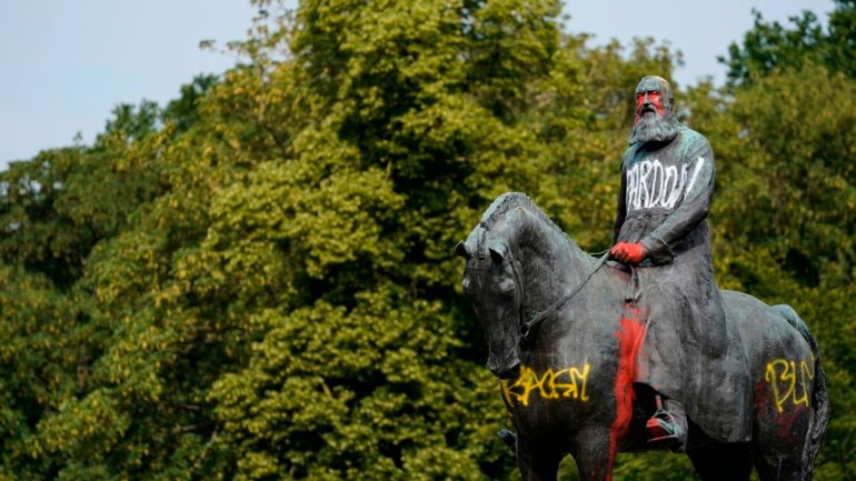 Várias estátuas do rei Leopoldo II, na Bélgica, têm sido vandalizadas na sequência dos protestos anti-racismo